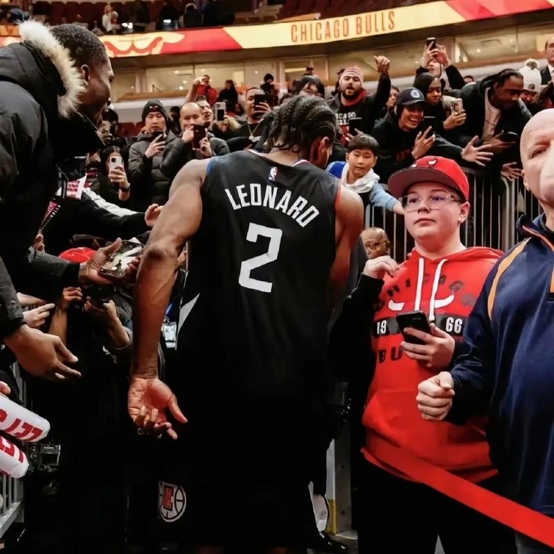 那不勒斯主场迎战尤文图斯，两队积分相近，那不勒斯伤兵满营，主场难胜尤文，可能战平。（意甲焦点：伤病缠身的那不勒斯主迎尤文，积分接近，平局更可期）