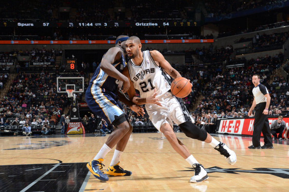 阿尔卡拉斯表演赛搞笑举动笑翻全场，指出乐观态度是最大武器（阿尔卡拉斯表演赛逗趣一幕引爆全场笑声，直言乐观心态是他最大的武器）