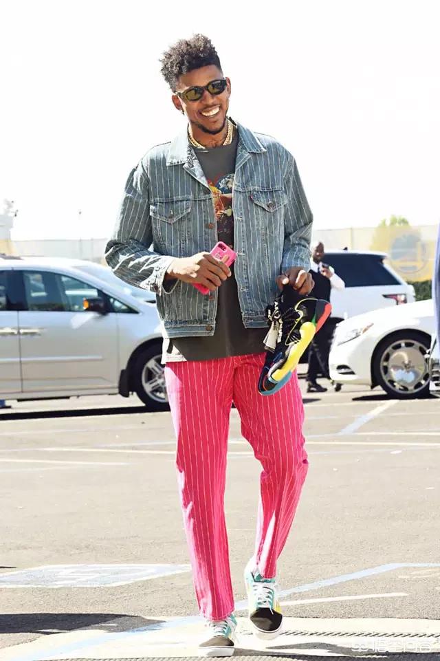 勇士双巨53分复仇太阳！库里连中关键球 追梦遭驱逐菜鸟20分立功（勇士双核合砍53分雪耻太阳！库里连中关键球 追梦被驱逐 新秀20分建功）