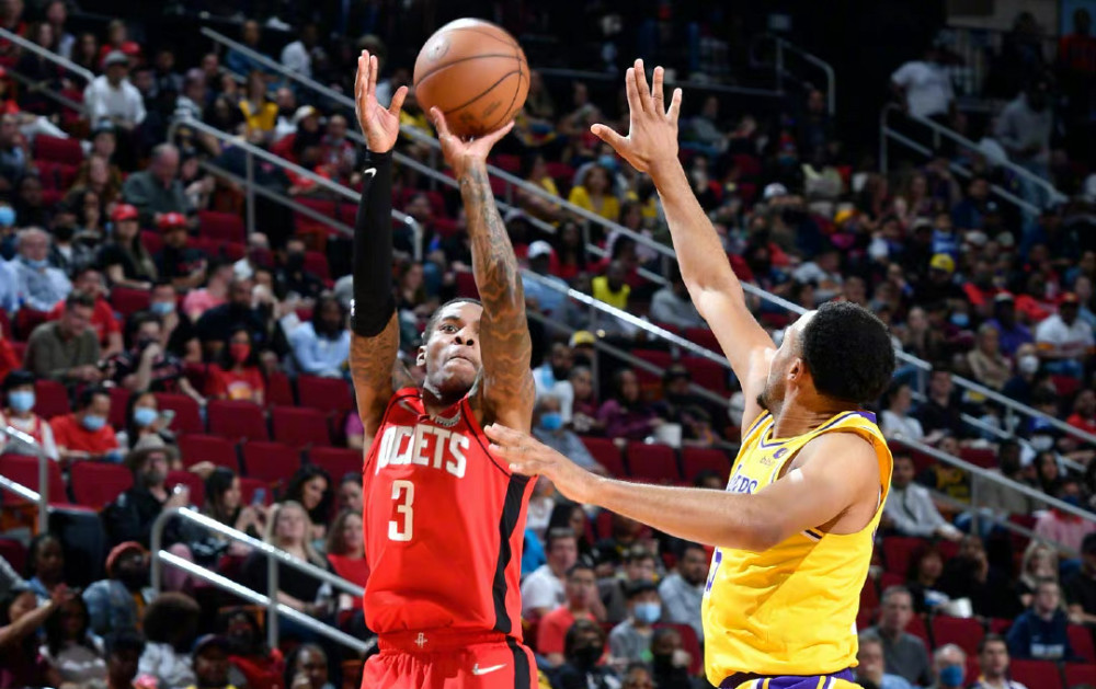 TA：旗帜与歌声并行，球迷组织让曼联主场再度鲜活（TA：旗海与歌浪齐起，球迷组织重焕曼联主场活力）